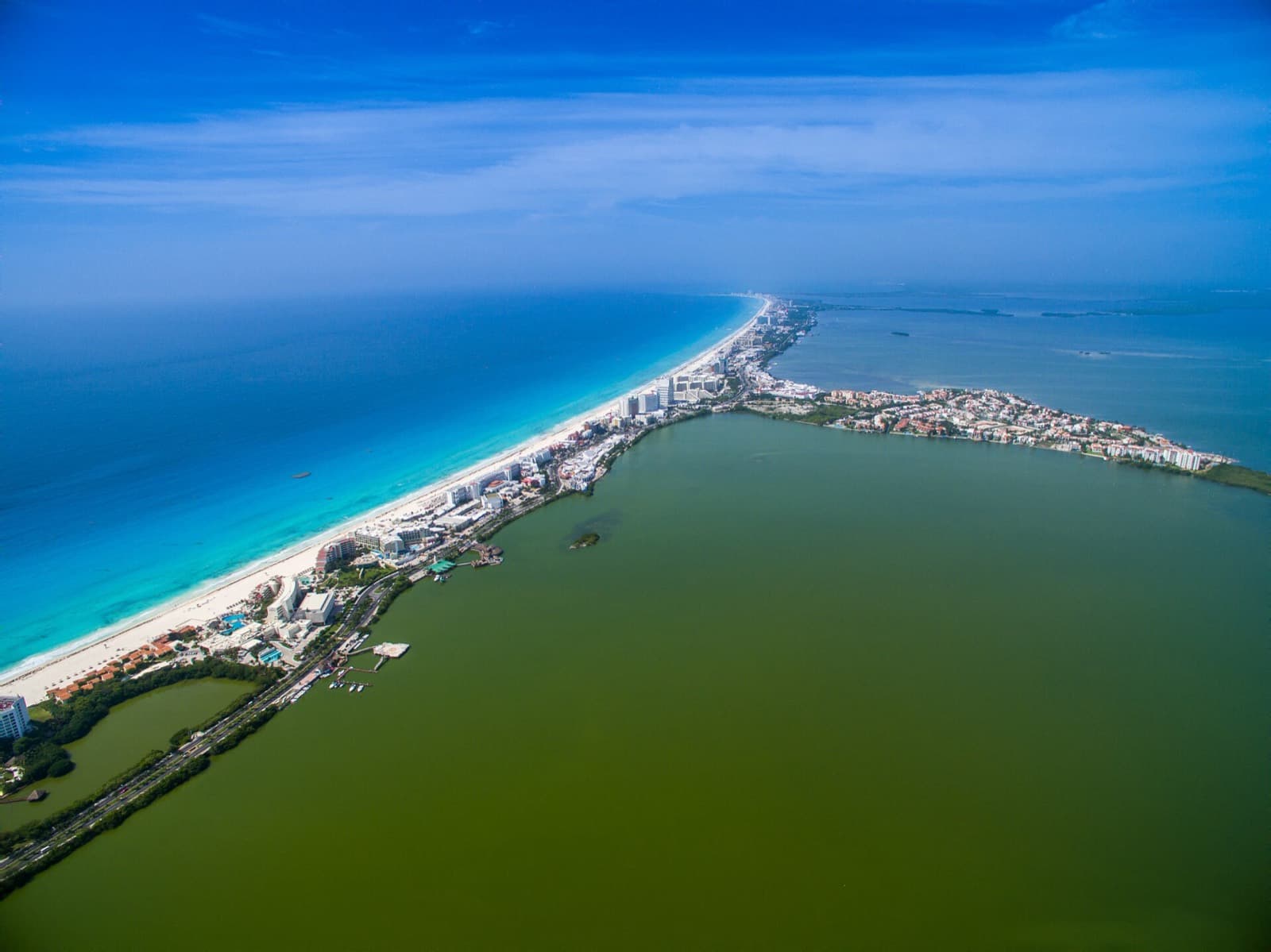 Vista aérea de la zona hotelera de Cancún entre el mar Caribe y la laguna Nichupté